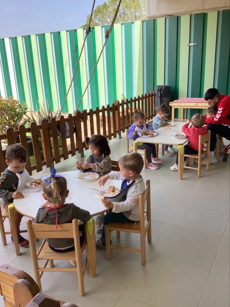 Els infants dels grups de 2-3 anys estan dinant a fora